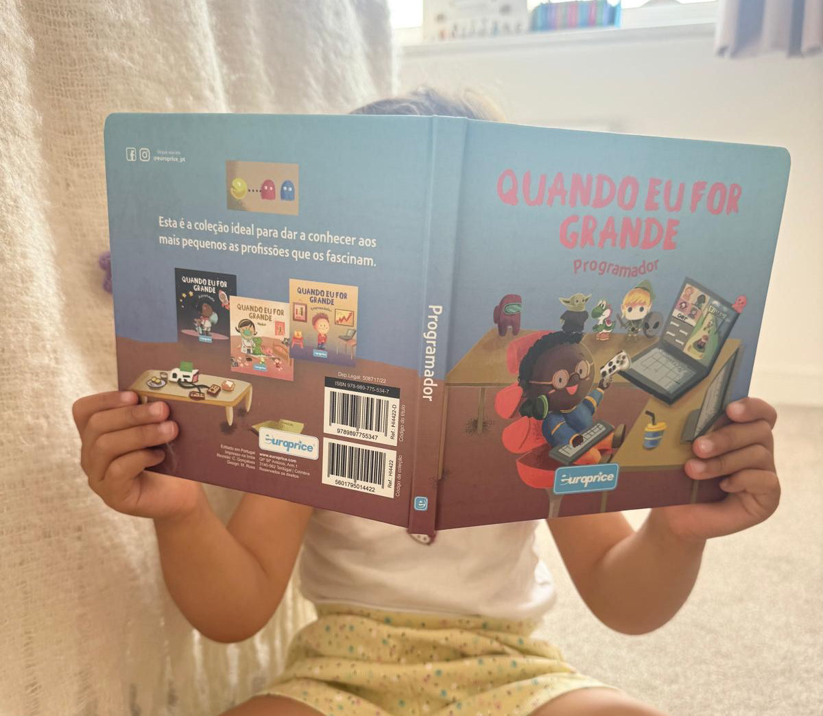 Bilingual books in Portuguese Clara's Little Library